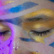 Una persona tenint cura de la seva salut ocular per Carnaval