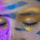 Una persona tenint cura de la seva salut ocular per Carnaval