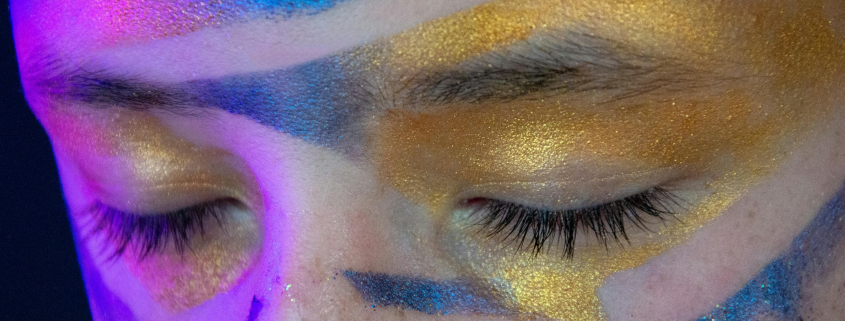 Una persona tenint cura de la seva salut ocular per Carnaval